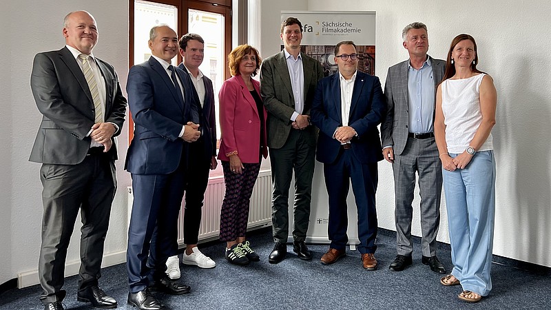 Die Gesellschafter der Filmakademie Görlitz stehen nebeneinander zum Gruppenbild.